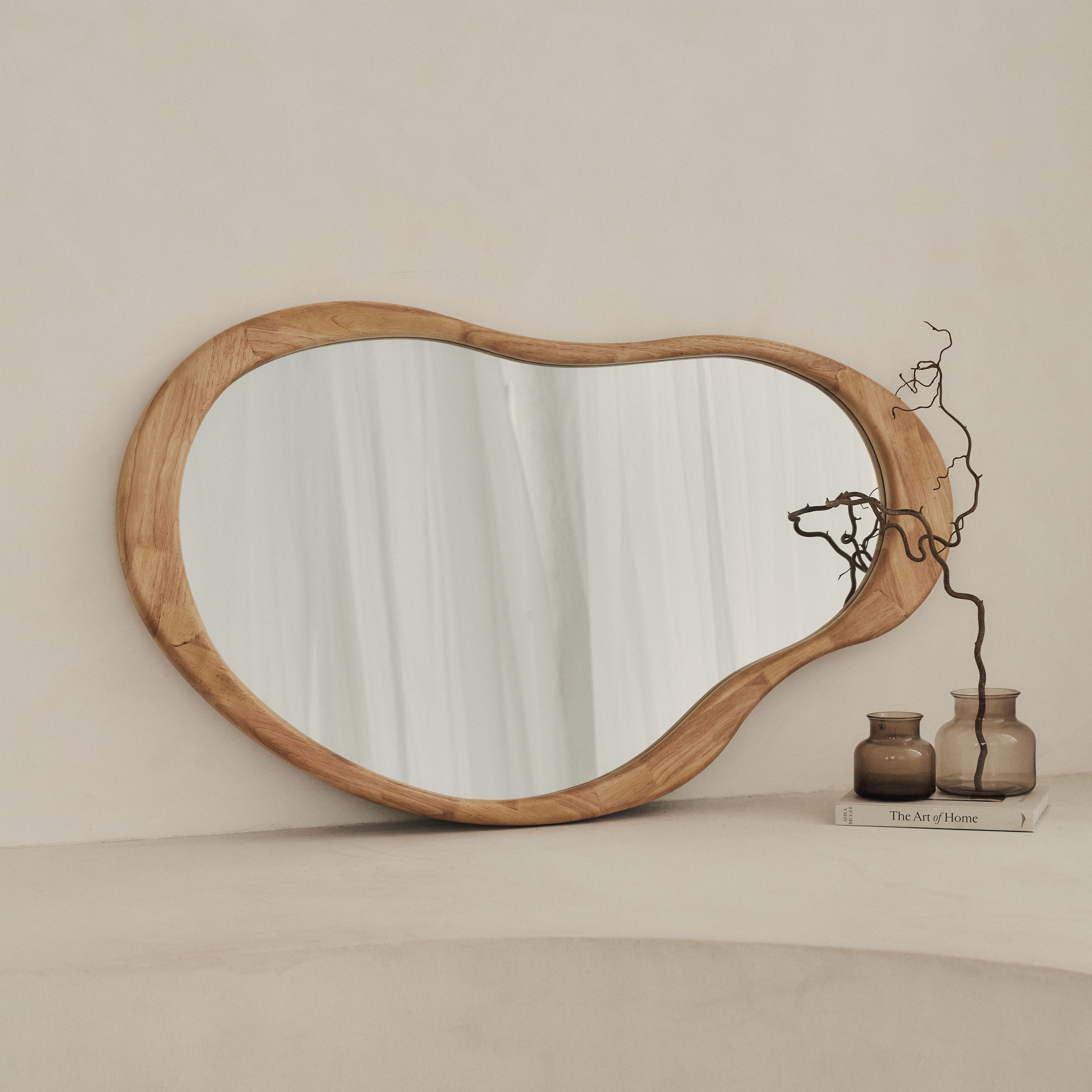 Lares
Büyük Üst Raf Hafif Ahşap Düzensiz Ayna 130cm X 80cm
