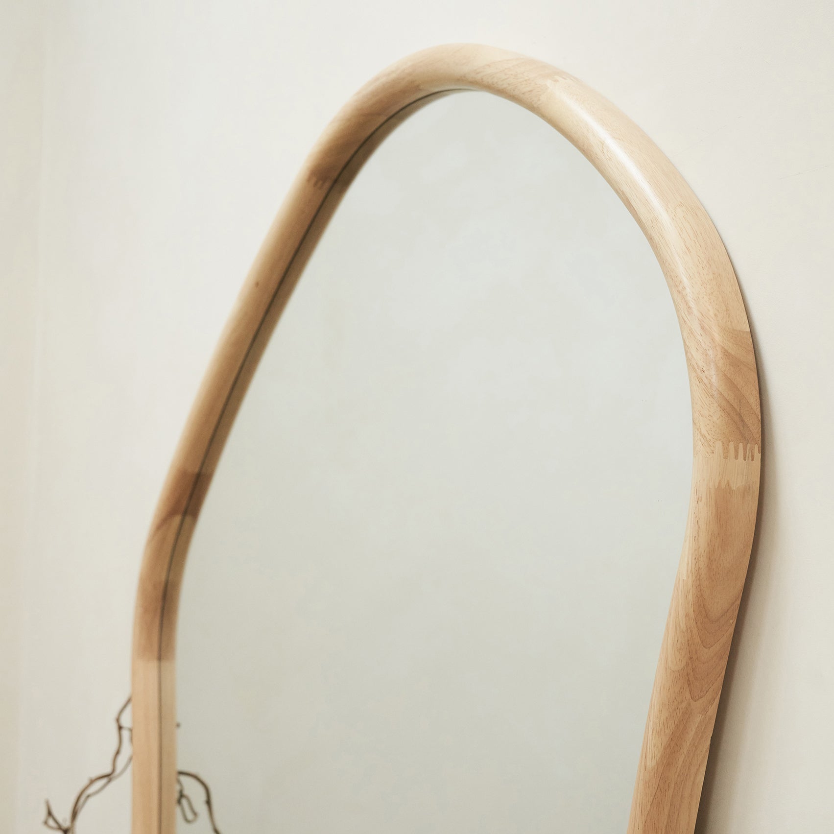 Luna
Ekstra Büyük Tam Boy Açık Ahşap Düzensiz Ayna 180cm X 110cm