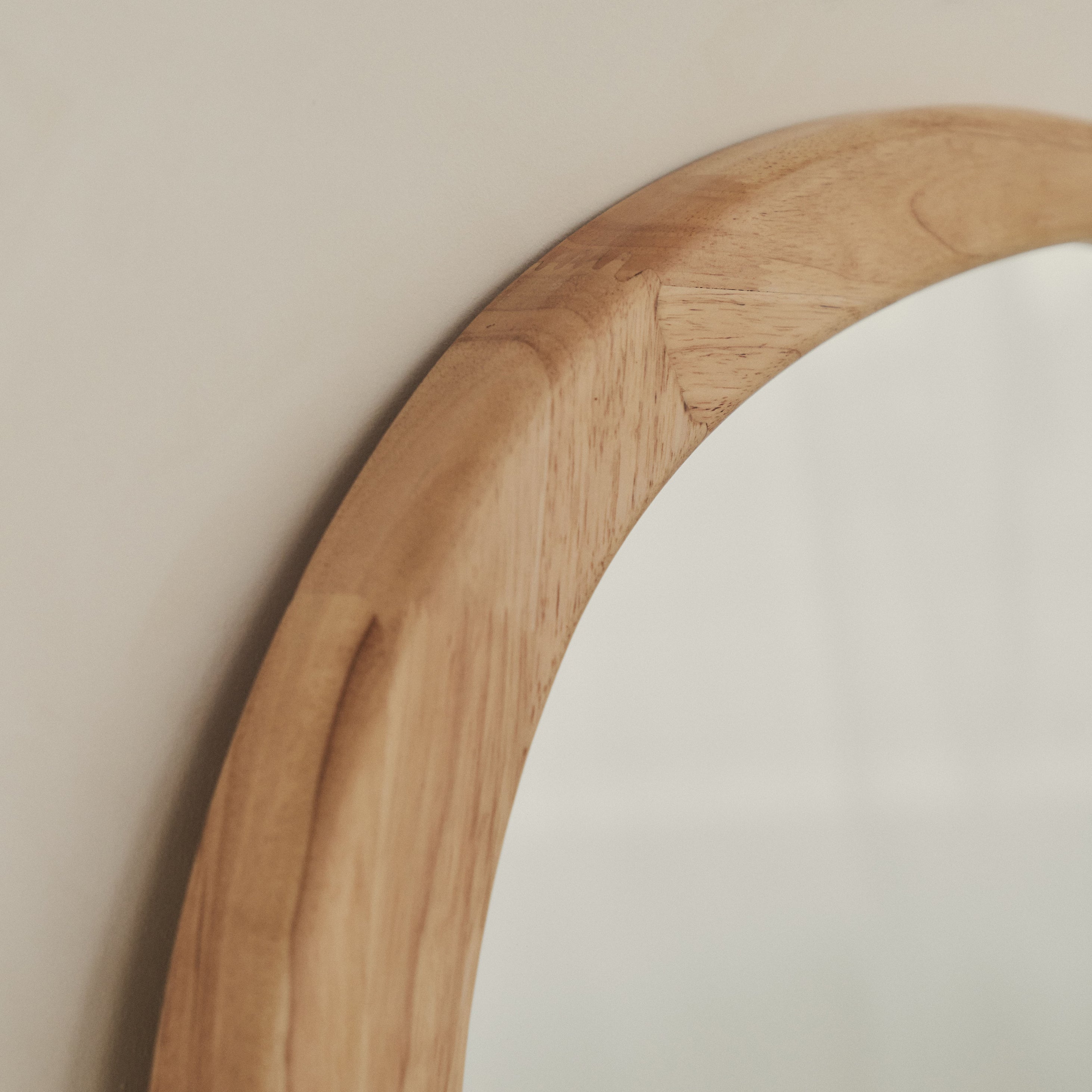 Lares
Büyük Üst Raf Hafif Ahşap Düzensiz Ayna 130cm X 80cm