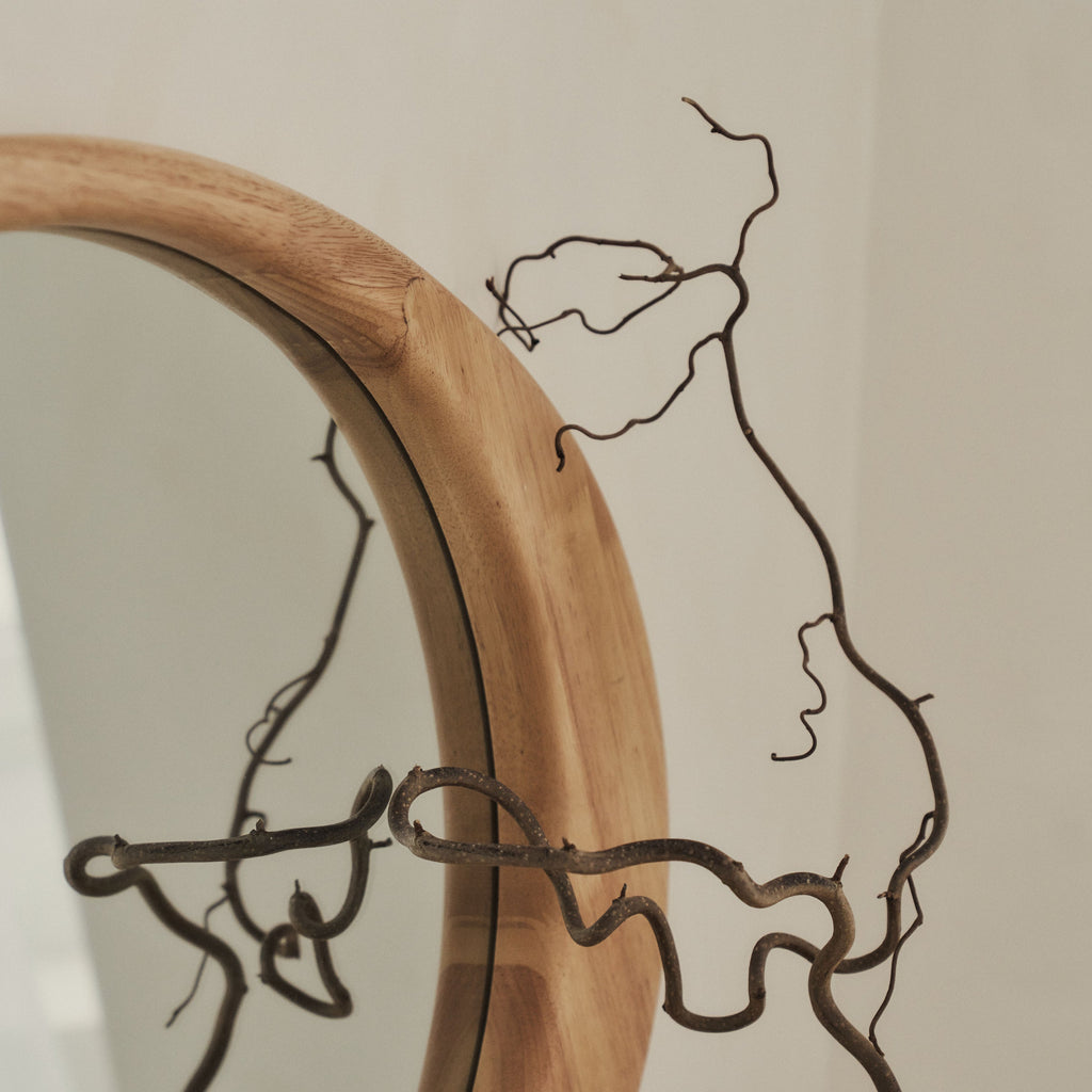 Lares
Büyük Üst Raf Hafif Ahşap Düzensiz Ayna 130cm X 80cm