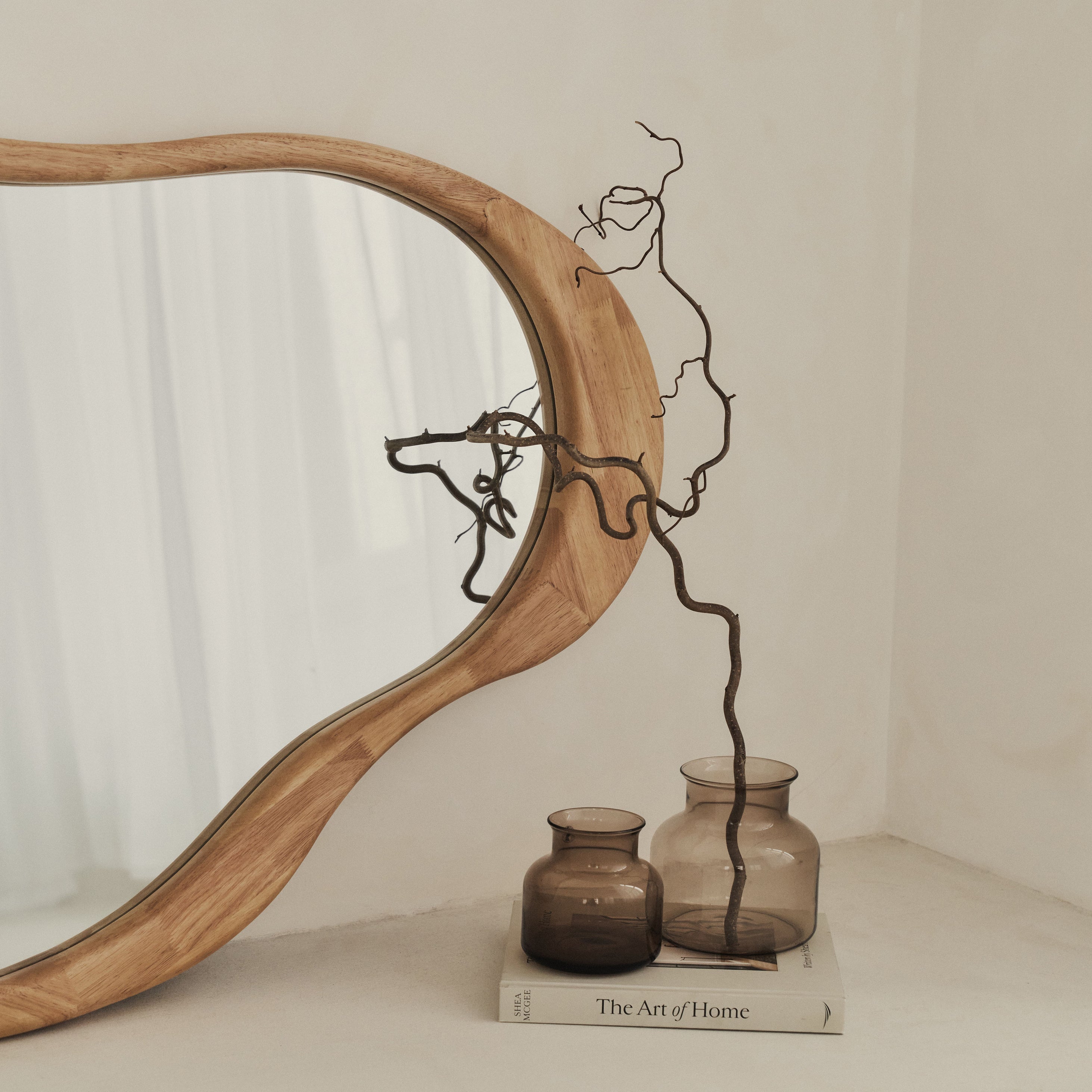 Lares
Büyük Üst Raf Hafif Ahşap Düzensiz Ayna 130cm X 80cm